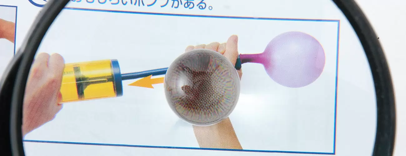 実験 ビー玉(だま)けんび鏡(きょう)