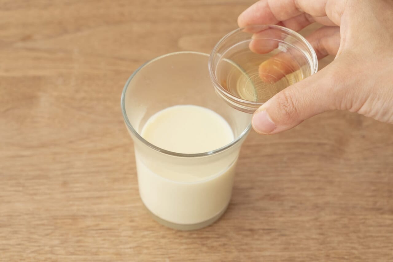 豆乳に酢を入れる