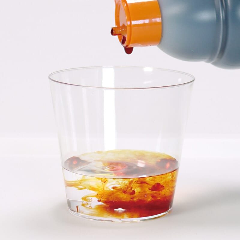 ポビドンヨード液をコップに注ぐ
