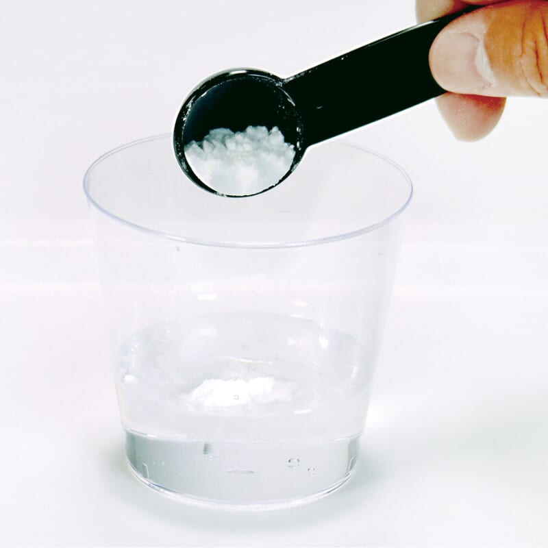 片栗粉を水に入れる