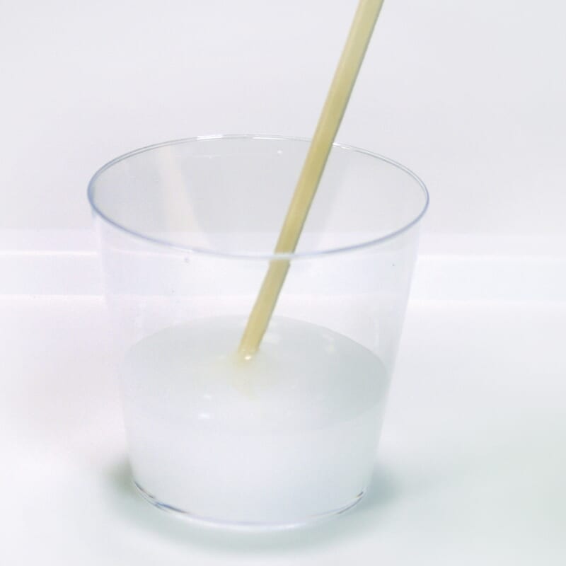 片栗粉を入れた水をわりばしで混ぜる