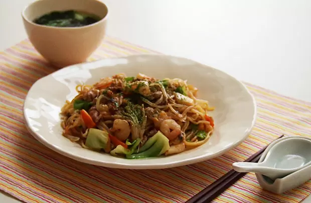 育ちざかりの子どもの健康的ダイエット【男子編】野菜たっぷり焼きそば＆わかめのスープ／元気な子どもが育つ毎日のごはん【第26回】