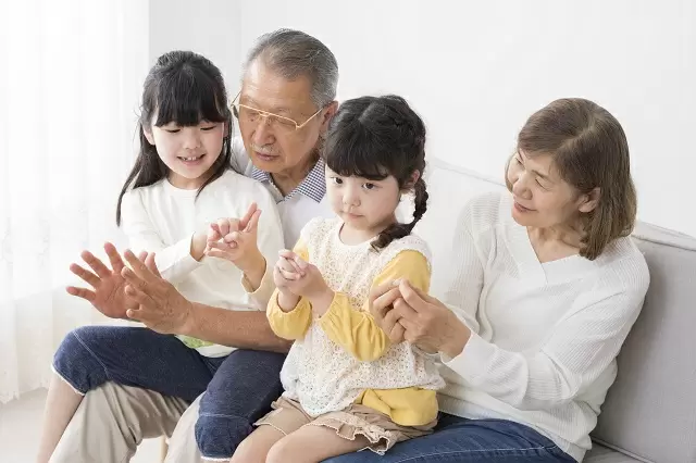 祖父母の甘やかしに、わたしたち親はどう対応すれば良いか／くやまない、悩まない、自分を責めない――心がラクになるアドラー流子育て【第18回】
