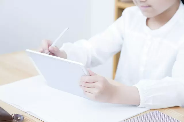 日本の子どもは宿題にICTを使わない／データで読み解く、子どもとスマホ【第37回】