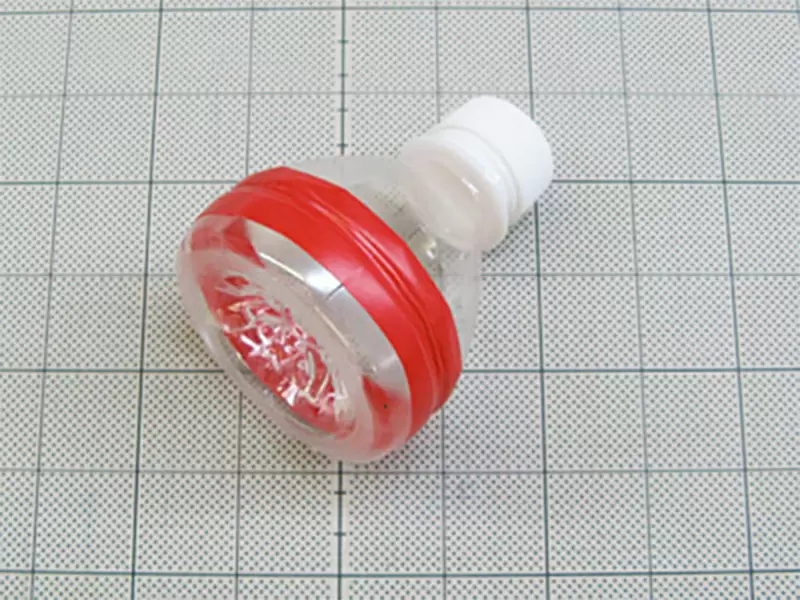切り取ったペットボトル