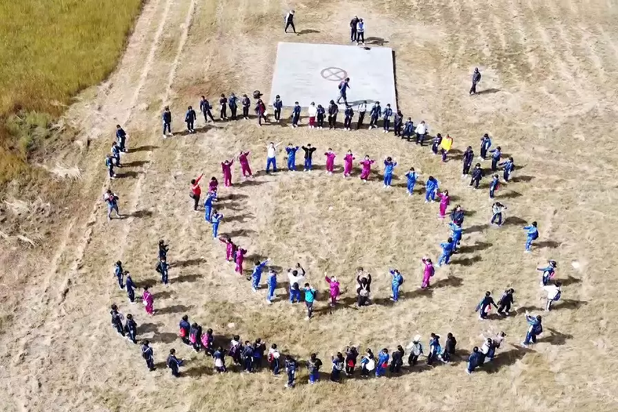 思い出や人文字（グランドアート）を写真と映像で残そう！ 学校向けドローン撮影サービス