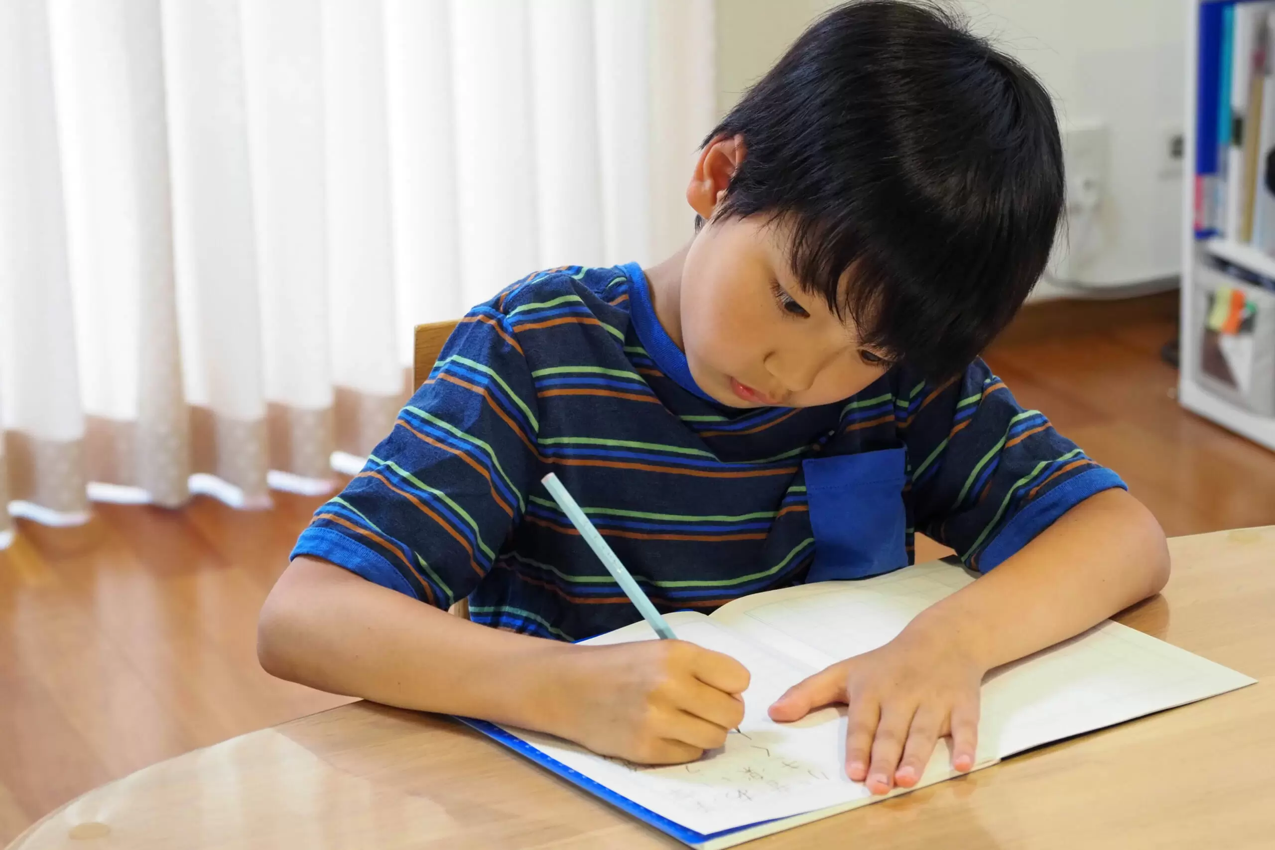 小学生の「書く力」をサポート！きれいな字が書ける「ザラザラ下じき」の魔法とは？／後編