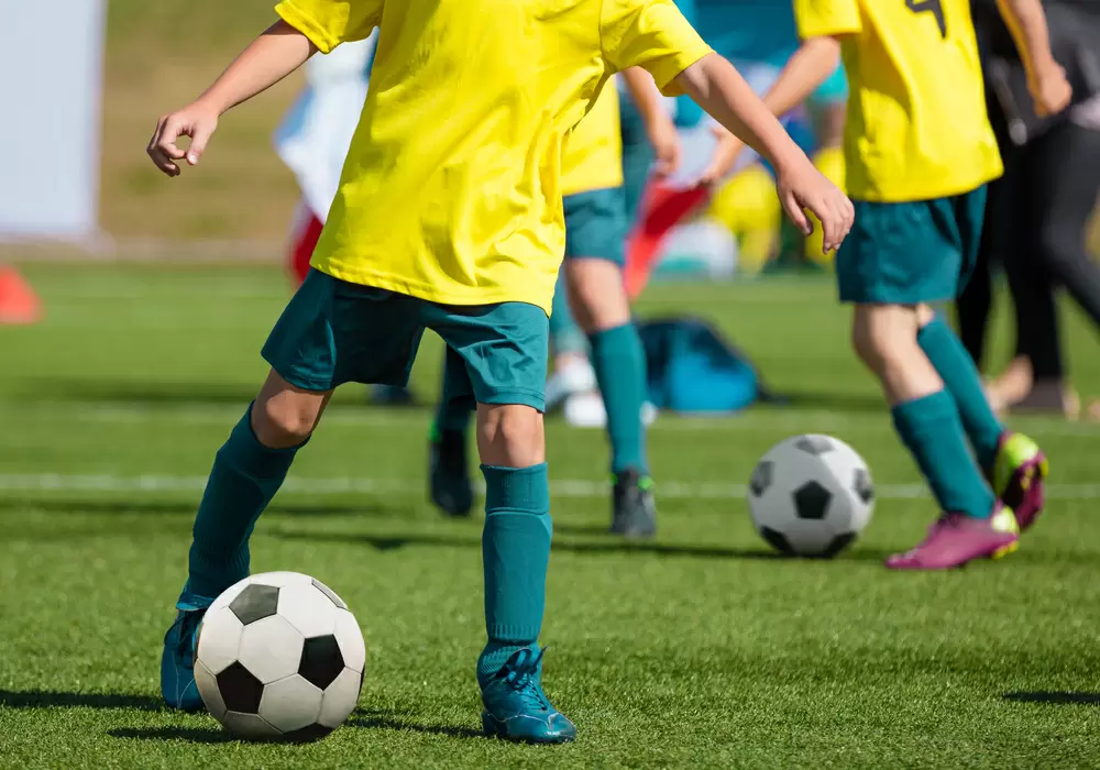 サッカーをする子ども