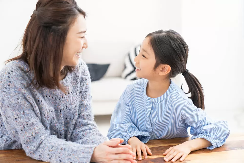 会話をする親子