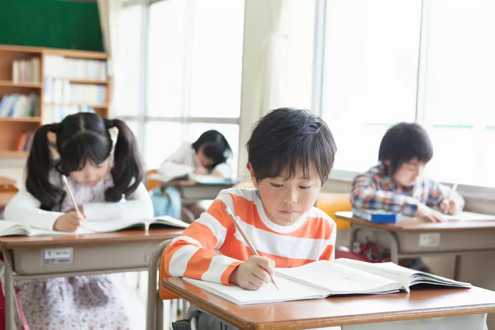 小学校で学ぶ子どもたち