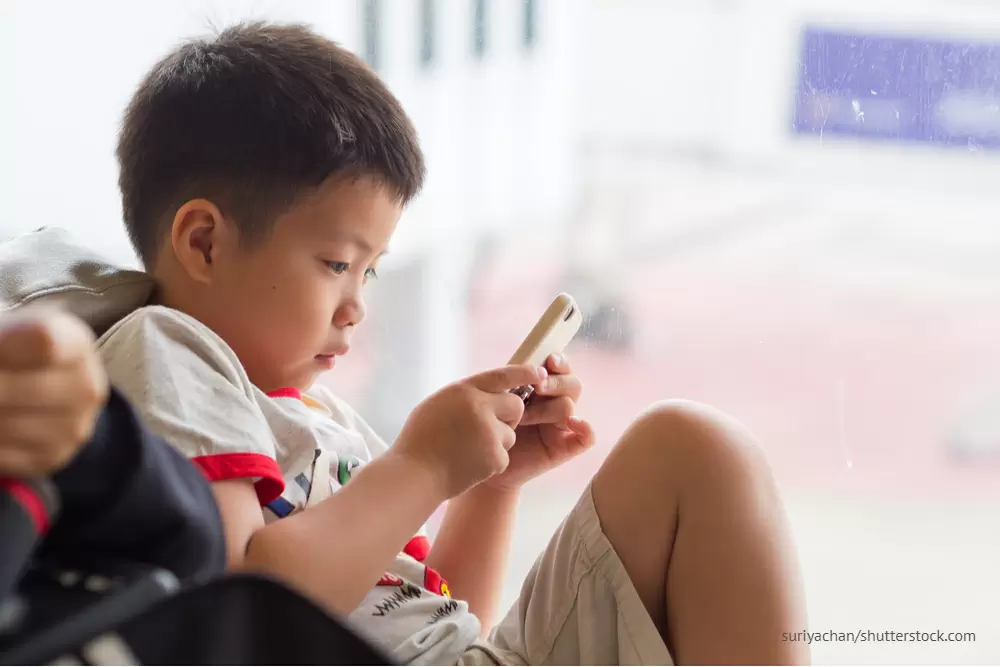 スマホを見る子ども