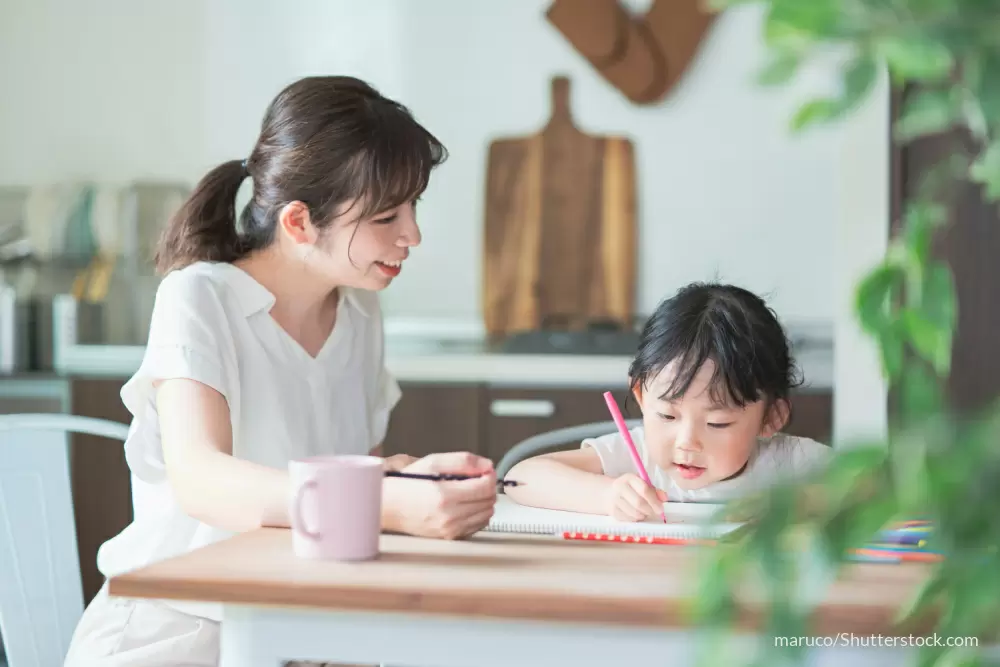 字の練習をする親子