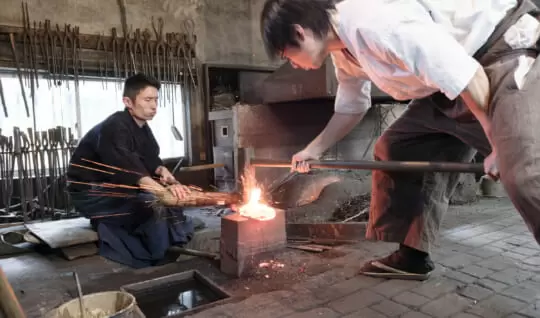 日本刀はどうやってつくるの？　刀鍛冶に教わるつくり方と技術