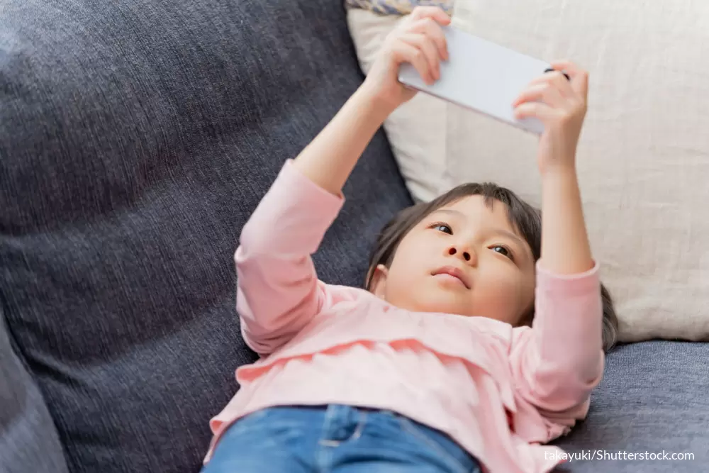 スマホをする女の子