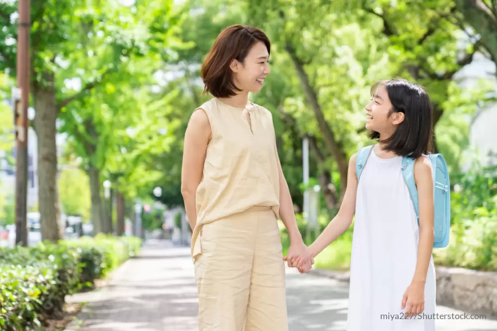 通学路で話す親子