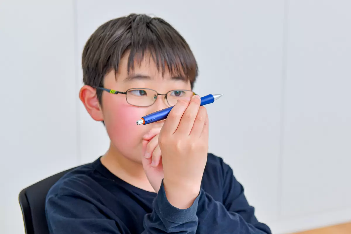シャーペンを持つ少年
