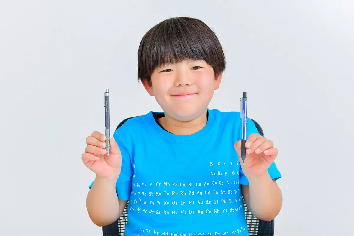 シャーペンを持つ少年