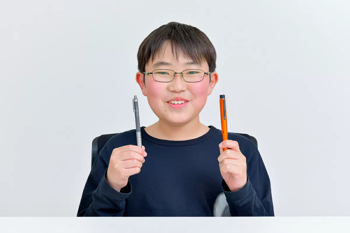 シャーペンを持つ少年