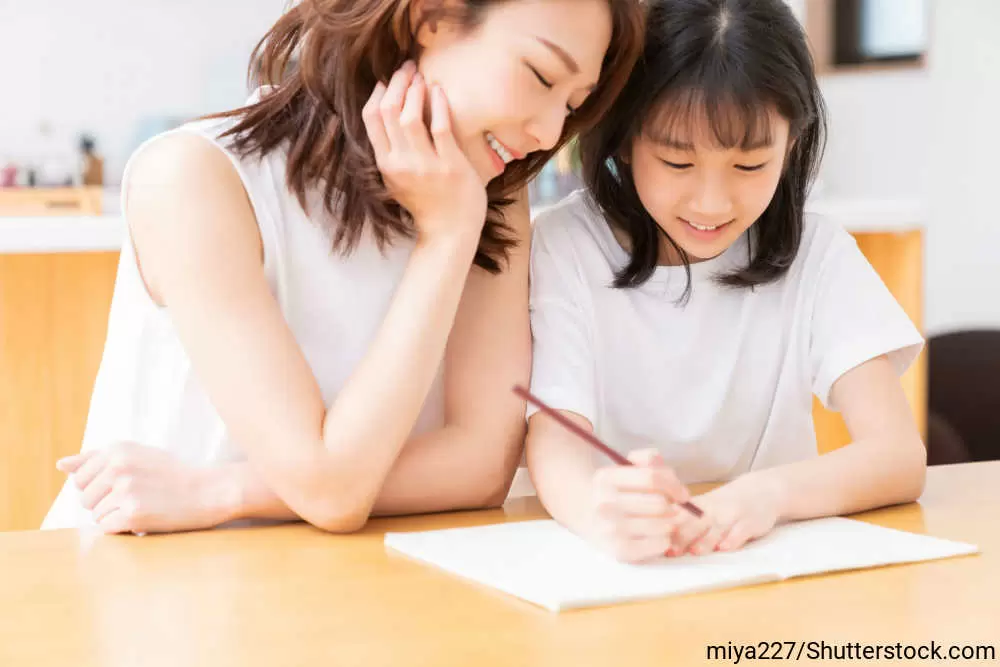 勉強している親子