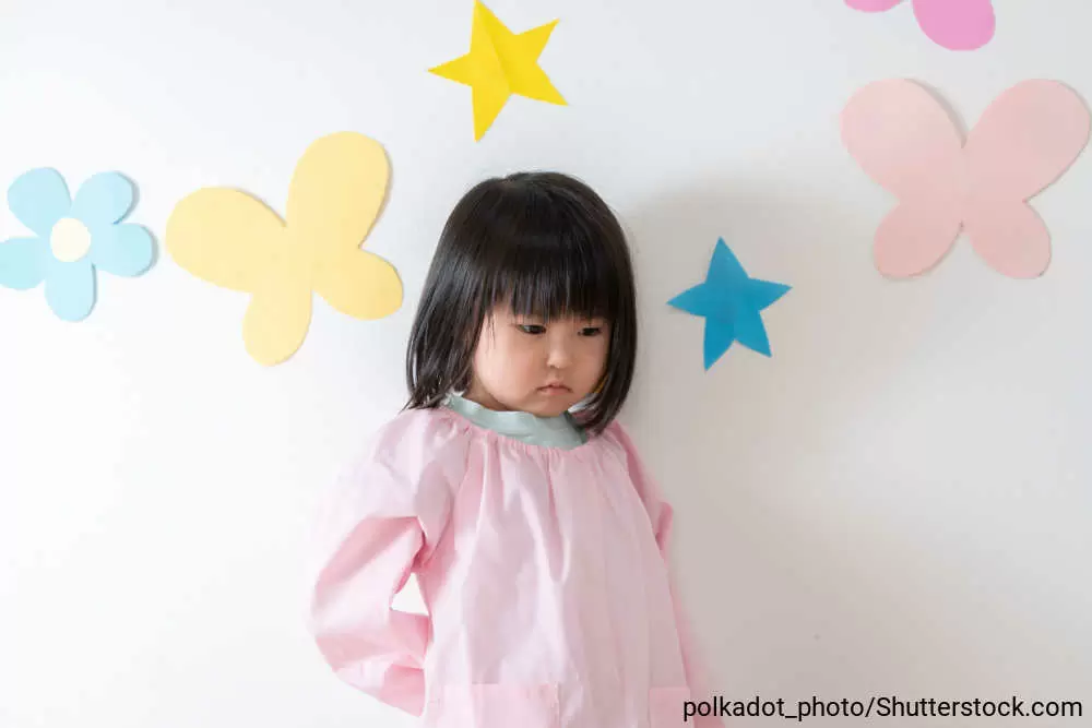 恥ずかしがってうつむいている女の子