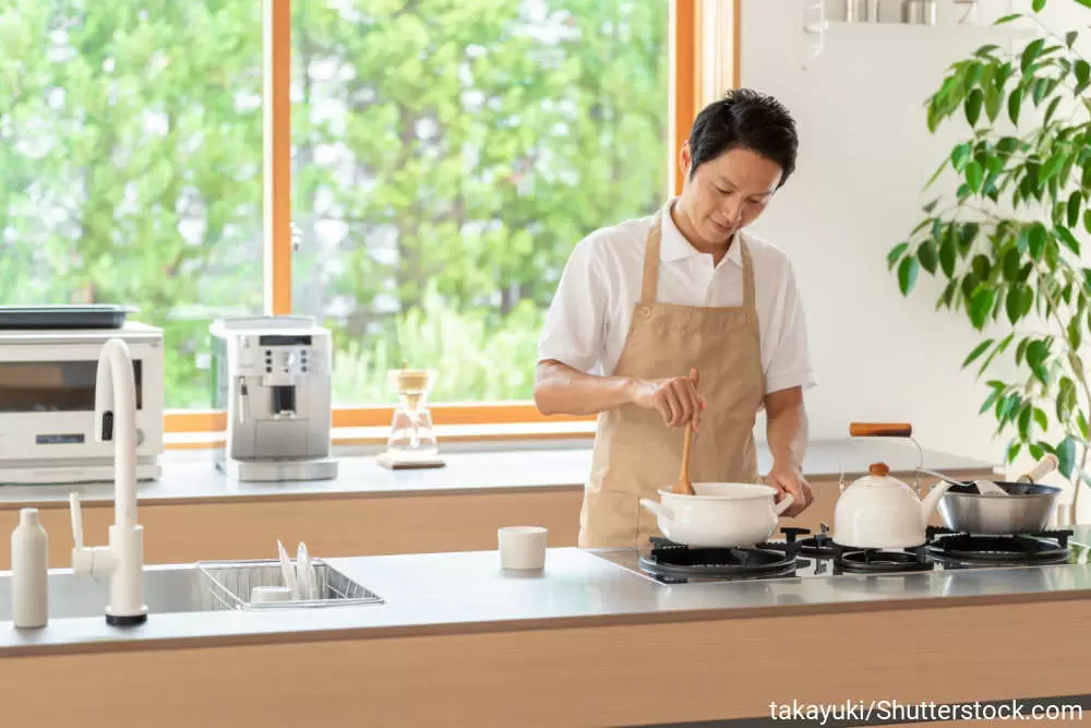 キッチンで料理をする男性