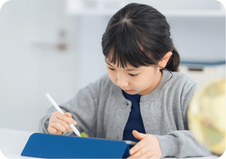 タブレットで絵を描く女の子