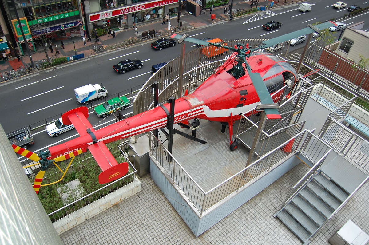 消防博物館のビルの屋上にある、赤い消防ヘリコプター