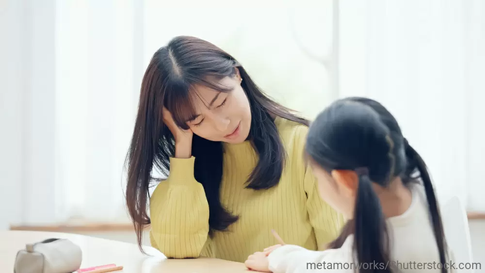 娘にイライラしている母親