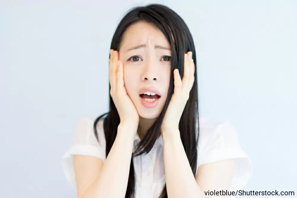 失敗をして焦る様子の女性