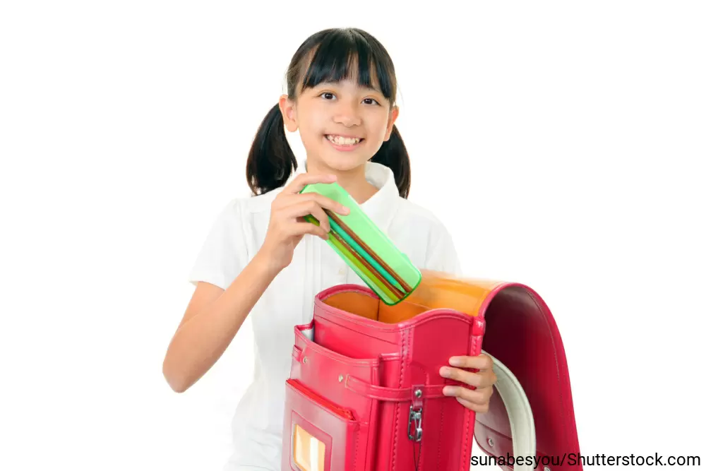 ランドセルにペンケースを入れる女の子
