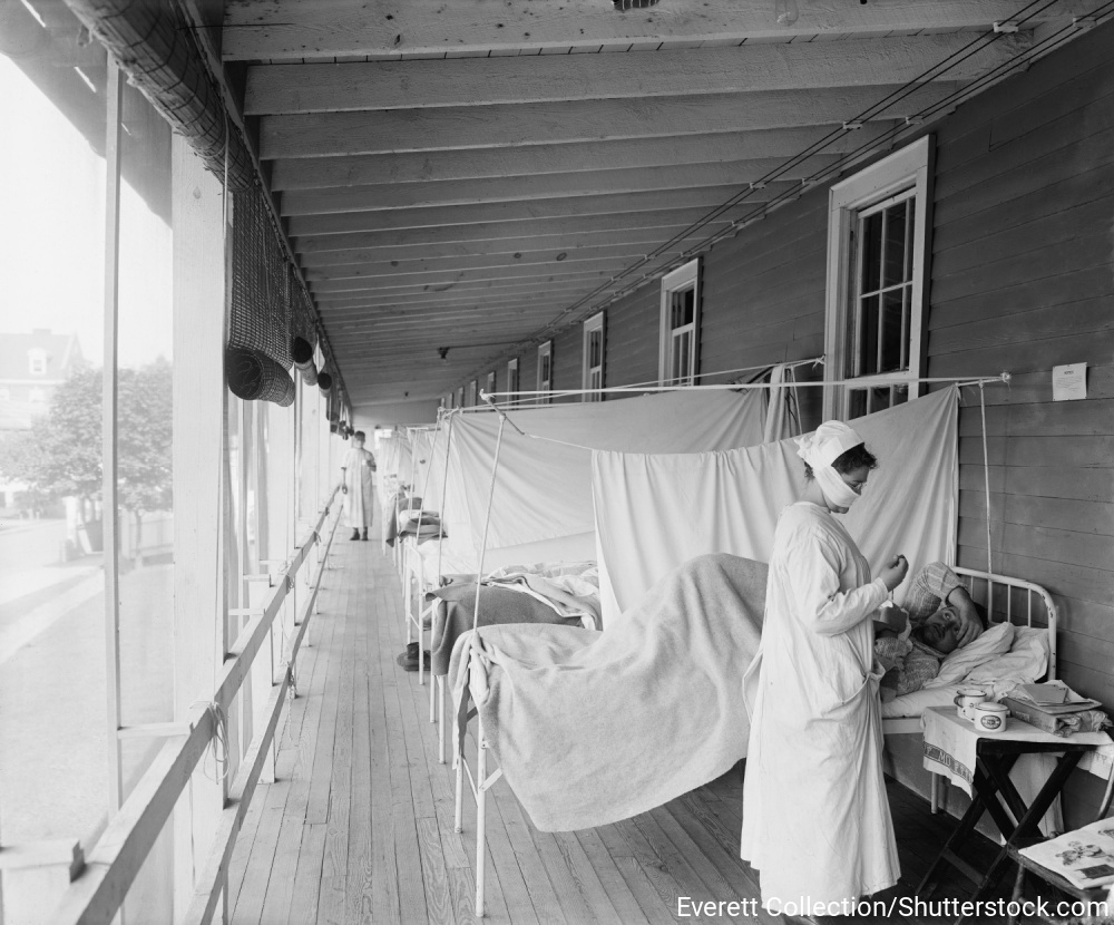 スペイン風邪流行中のウォルター・リード病院。ぎっしり並ぶベッドとマスクをした看護師。