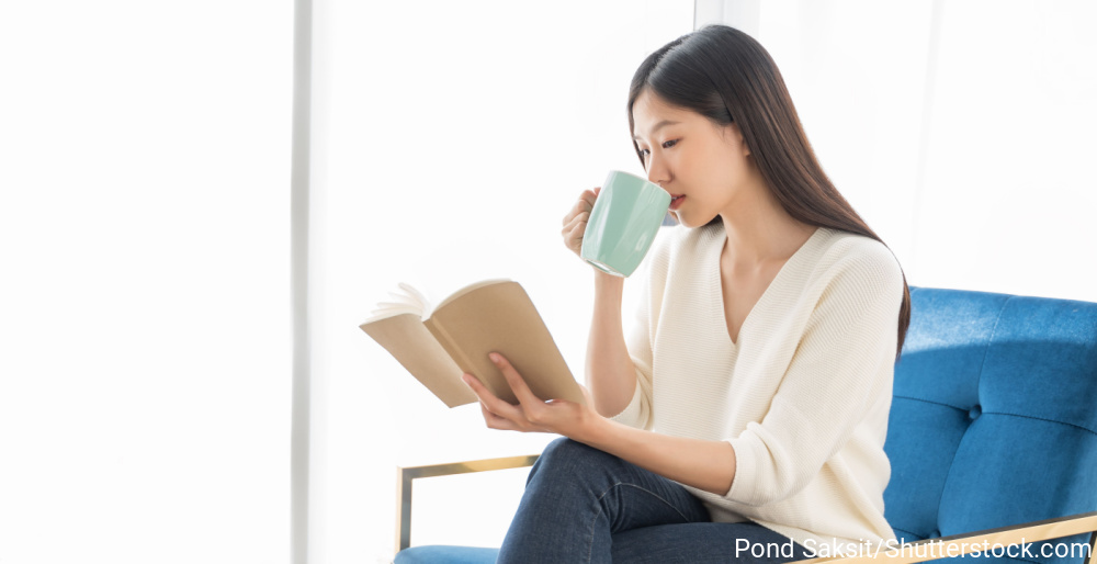 椅子に座って本を読む女性