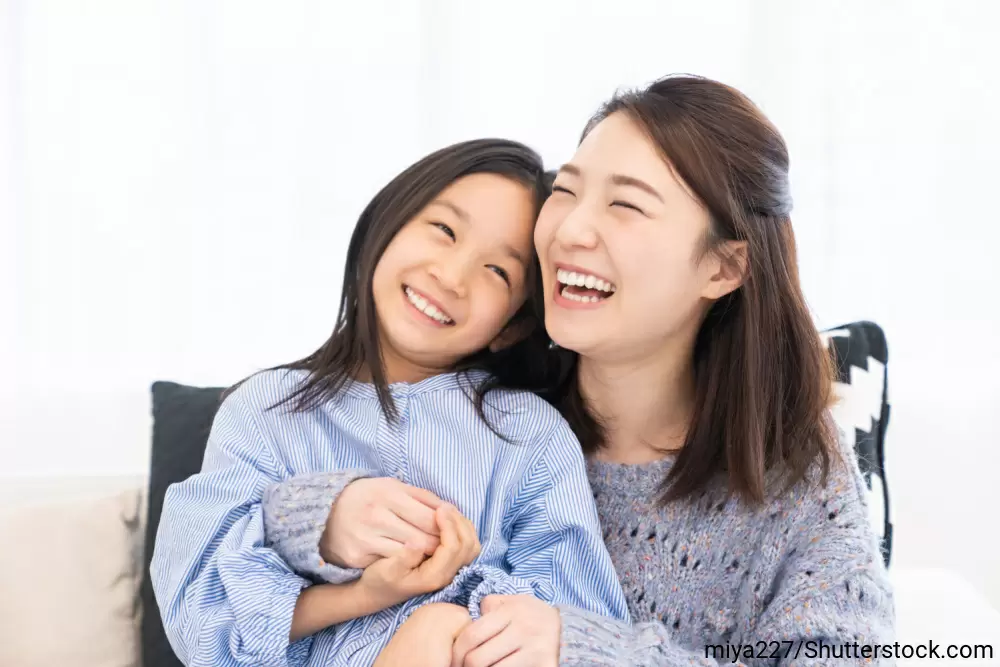 娘を抱っこする母親