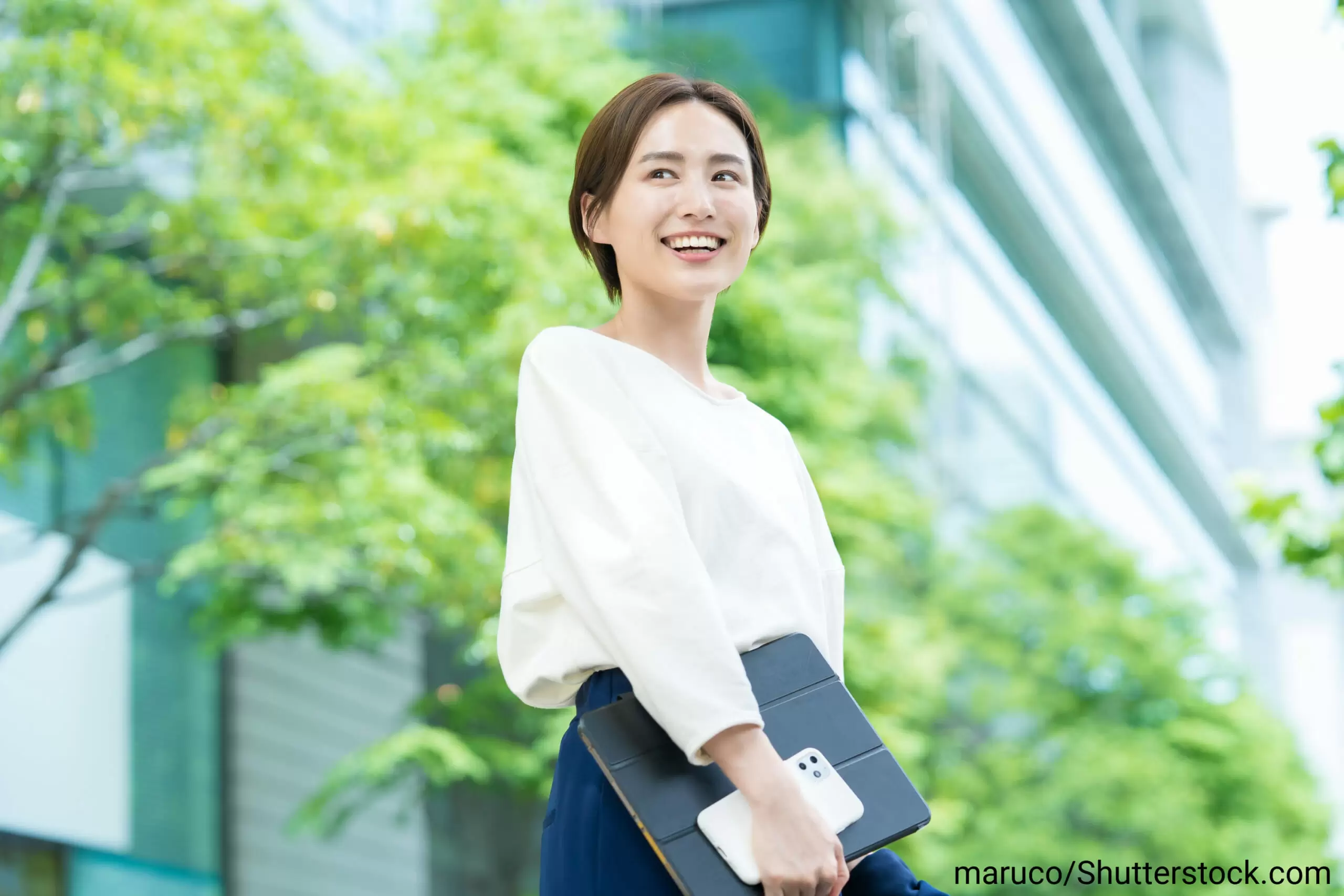 タブレット、スマートフォンをてにした女性
