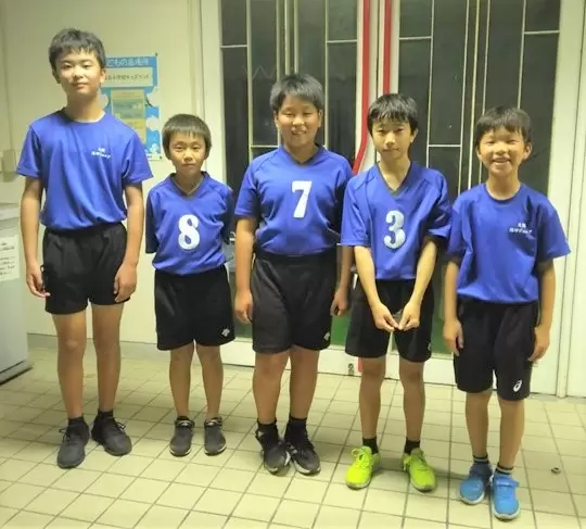 同じバレーボールチームで活動していた頃の5人。左から、上嶌克貴さん、中上昂さん、吉田蒼平さん、中井祐慎さん、藤田晃さん。