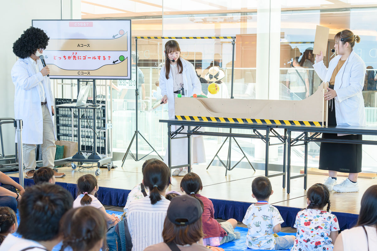 モヤモヤ博士と２人の助手が登壇し、博士の疑問を解決するために大きな装置を使って実験を行いました。