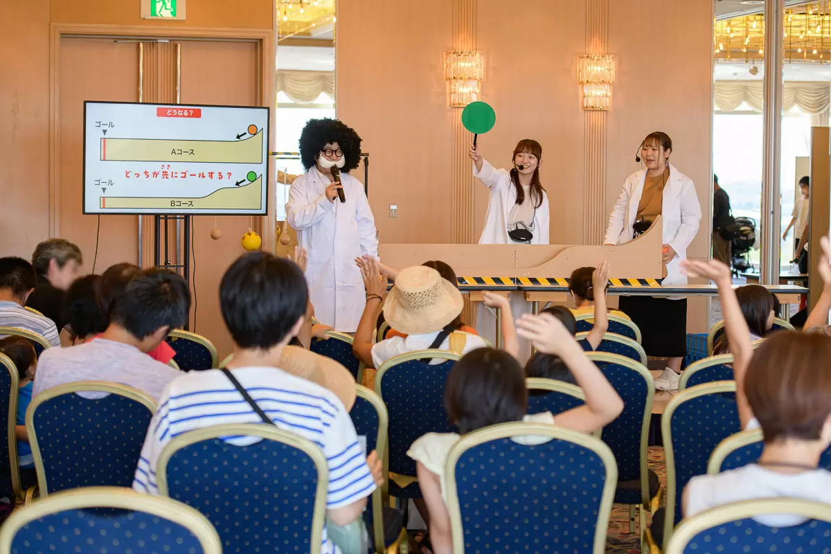 ショーが進むにつれ、最初は恥ずかしがっていた子どもたちも手を挙げるようになり、だんだん意欲的に!