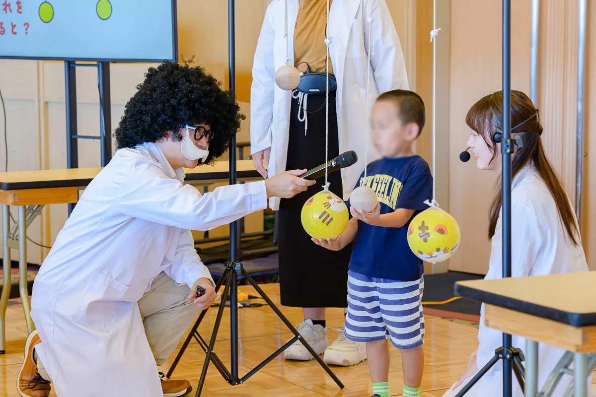 子どもたちがステージに登壇して実験に参加する機会もありました。