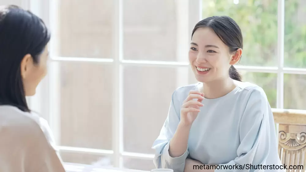 友だちとおゃべりを楽しむ女性