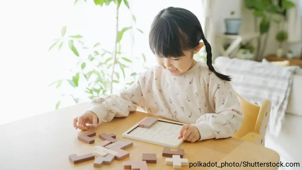 木でできたパズルで遊ぶ女の子