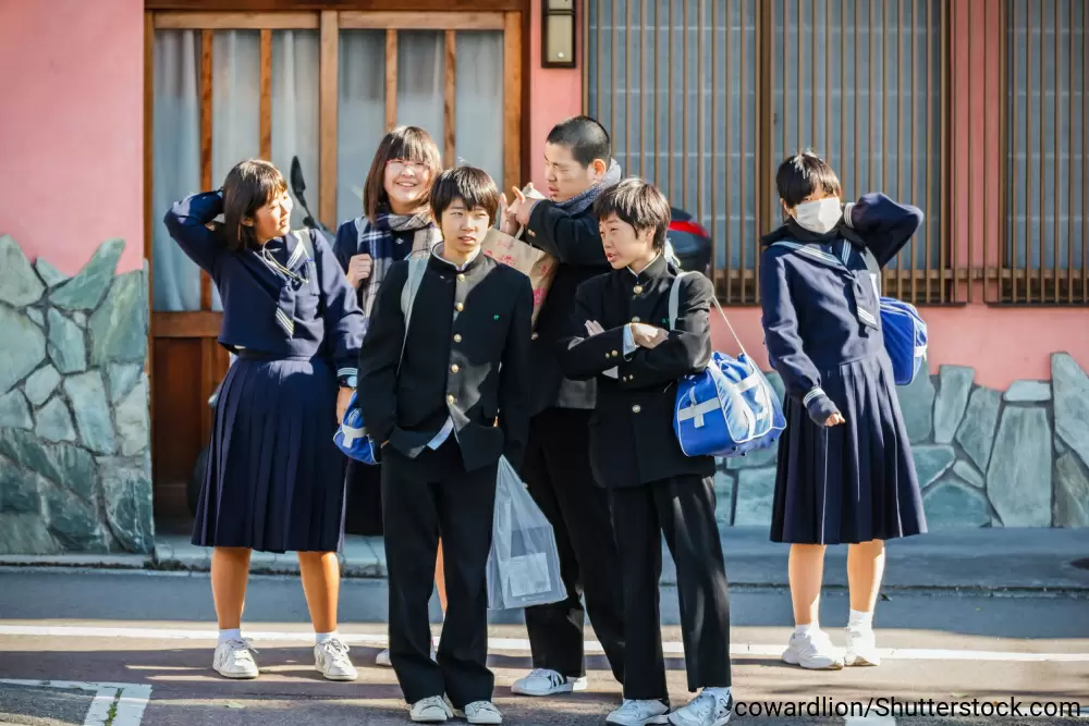 数人の中学生の男の子と女の子たち