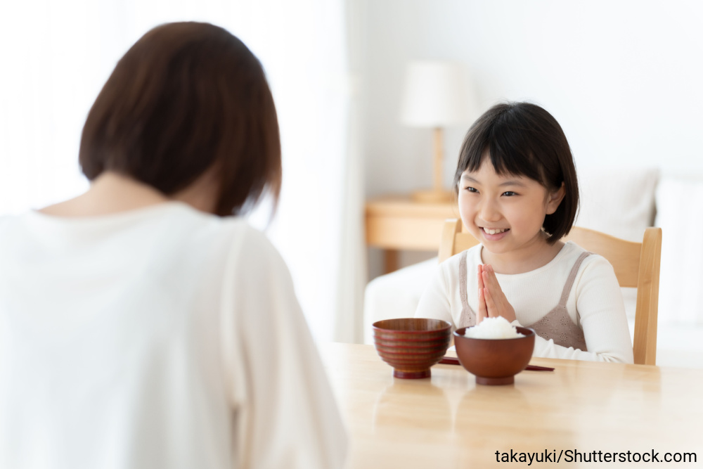日本文化の学びは意外なところに！ 食事の配膳は親子で【コソダテのヒント】