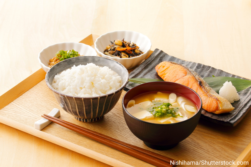 ごはんとお味噌汁、鮭の焼き物、ひじきの煮物などが並ぶ和食のお膳