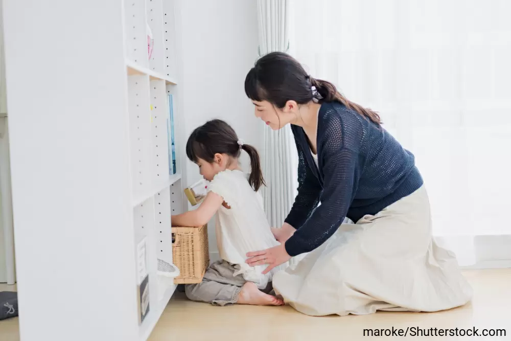 お母さんと女の子が片付けをしているところ