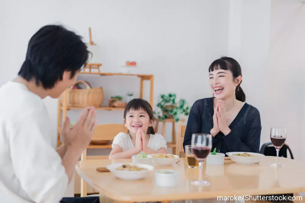 食卓で「コミュニケーション力」が磨ける!? イギリスで驚いた“食事のマナー”とは【コソダテのヒント】
