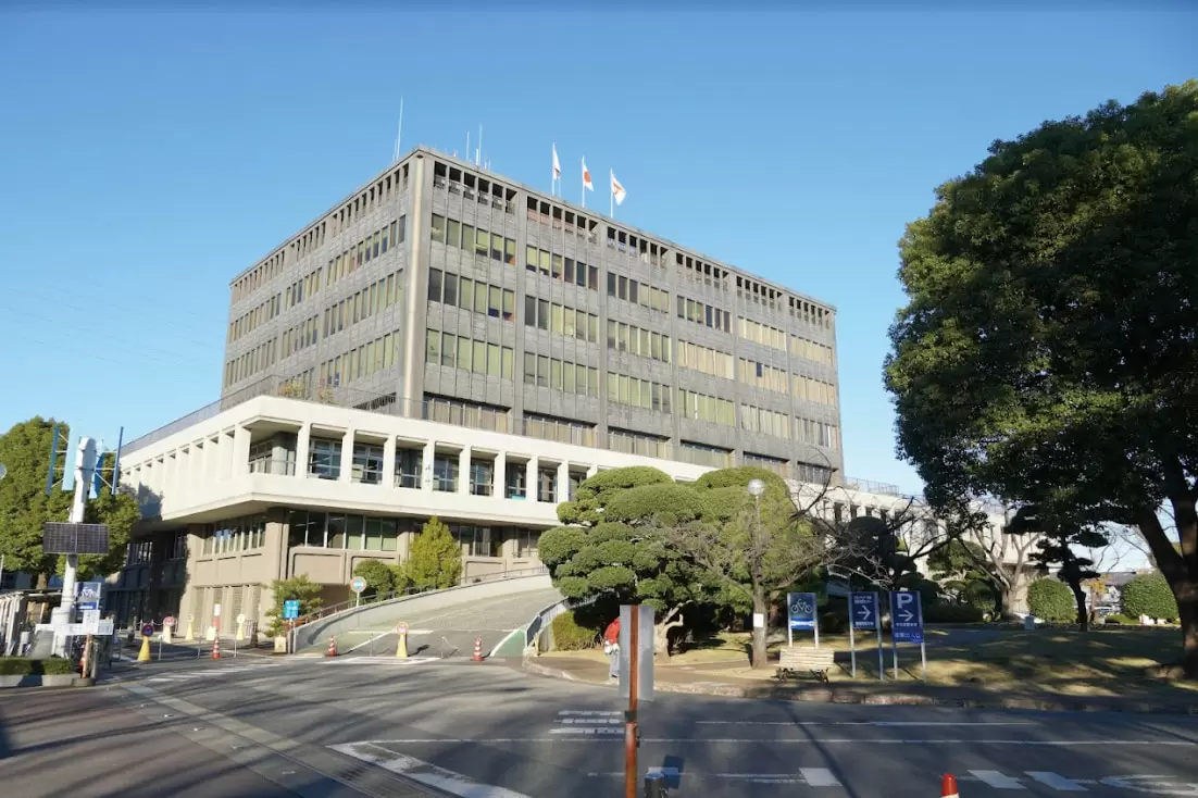 戸田市が ICT環境整備に力を入れ始めたのは2016年のこと。GIGAスクール構想が始まる4 年前から、近い将来1 人 1台端末で学ぶ時代が来ることを見据えて端末とネットワーク環境を整備し、クラウドを活用した教育へと移行しました。