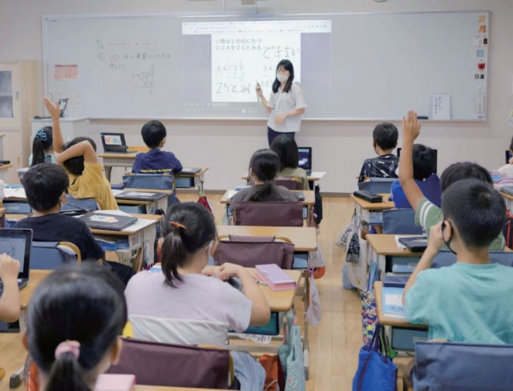 プロジェクター型電子黒板を活用した授業（戸田市立戸田東小学校）