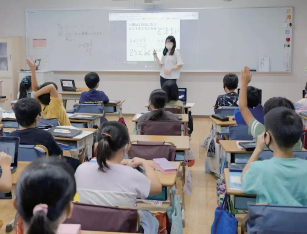 プロジェクター型電子黒板を活用した授業(戸田市立戸田東小学校)