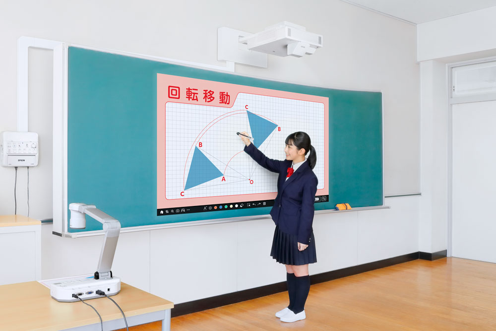 プロジェクター型電子黒板は黒板の上に設置されているため、児童生徒が不用意に触ったり、配線ケーブルに引っかかったりすることがなく安心。使う前に面倒な配線の接続も不要で、ボタンひとつでスタートできます。