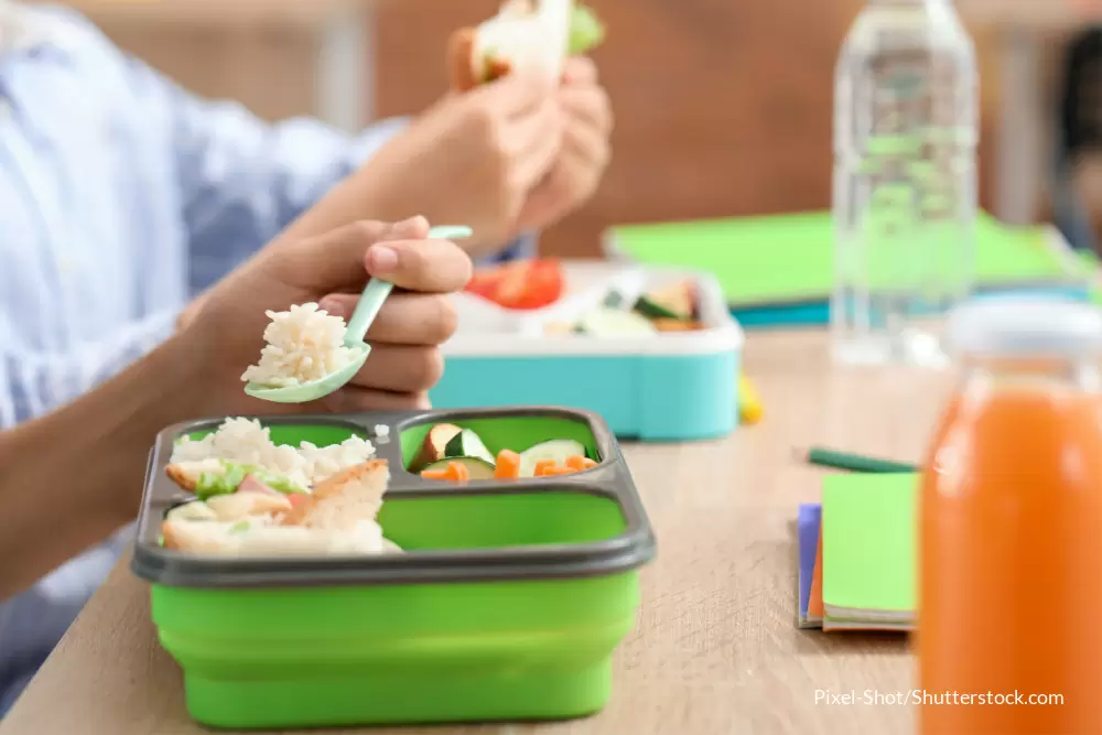 教室でお弁当を食べるイメージ